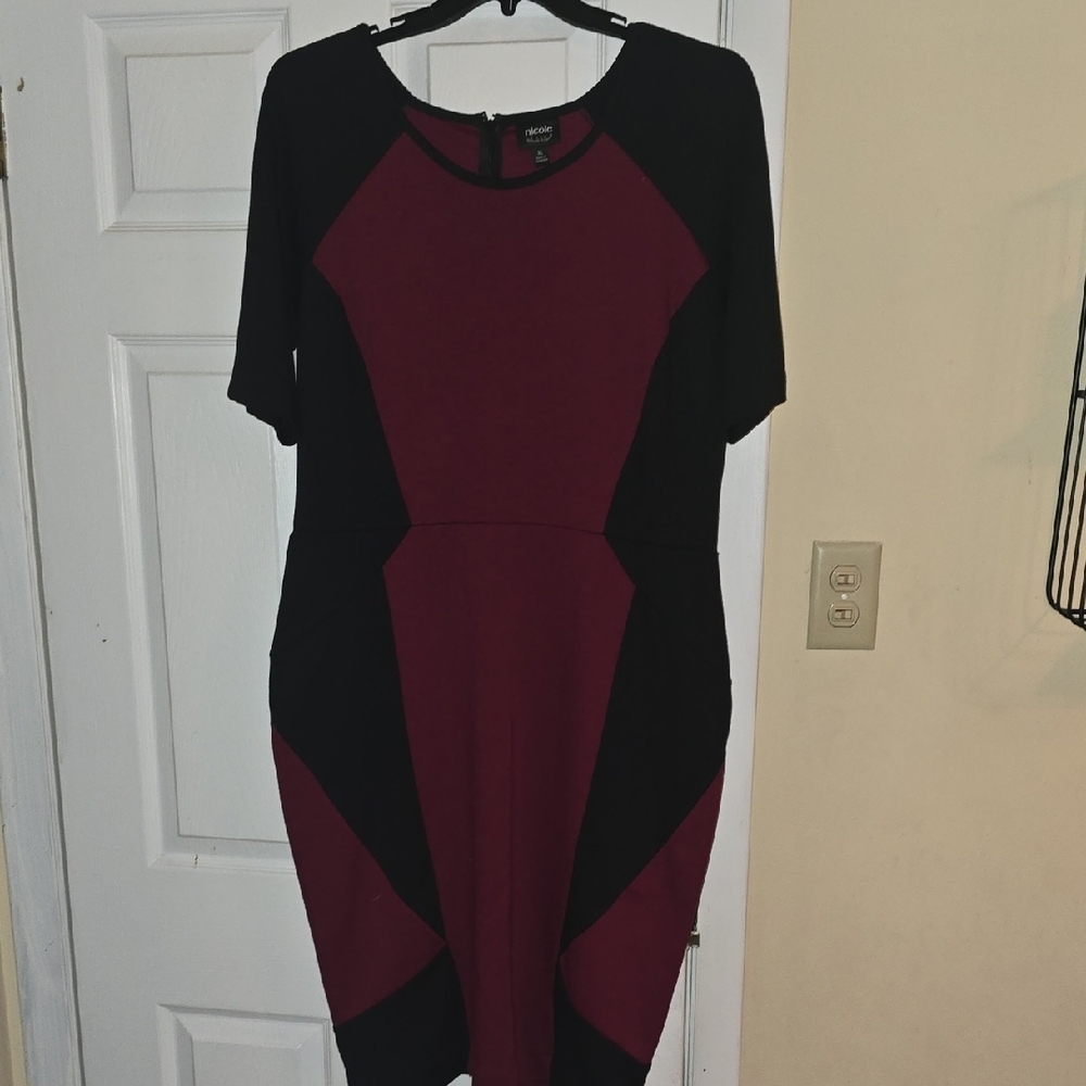 Nicole Miller Wine and Black Sheath Dress Short Sleeve Crew Neck